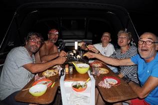 Une image contenant personne, intérieur, gens, repas

Description générée automatiquement